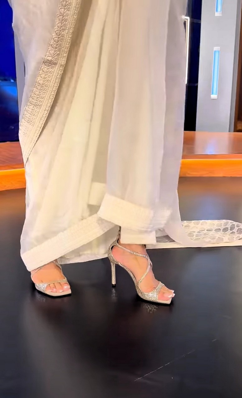 Saba Qamar Feet
